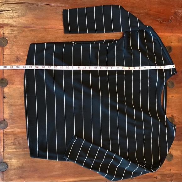 NWOT Super Cute Top- Knotted V Back - Picture 4 of 8